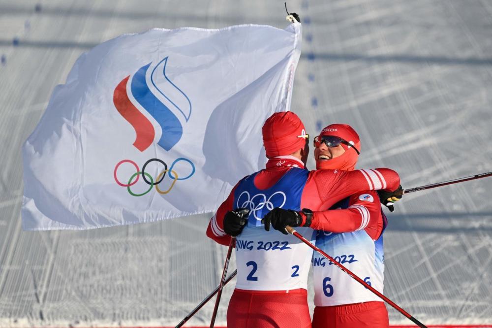 Большунов выиграл олимпийский скиатлон, у Спицова – серебро