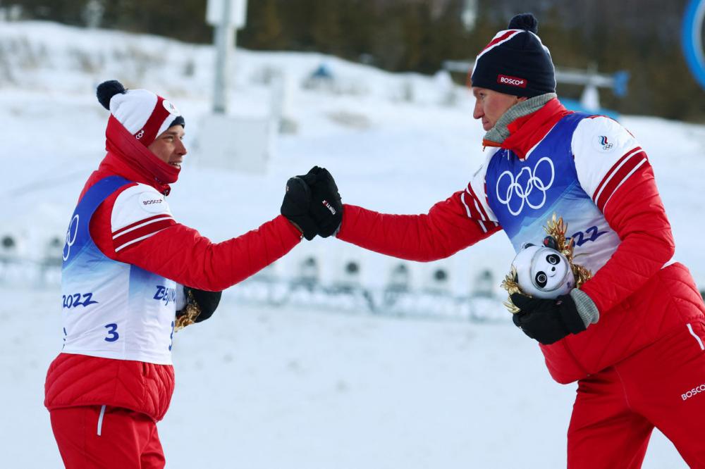 Большунов и Якимушкин выиграли золото и серебро сокращенного марафона на ОИ-2022