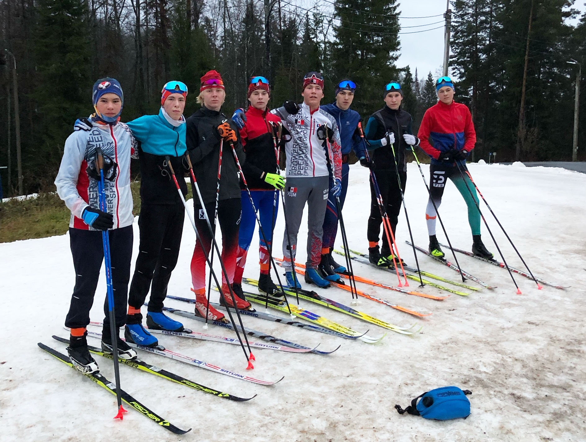 Юноши и девушки начали тренировки на снегу