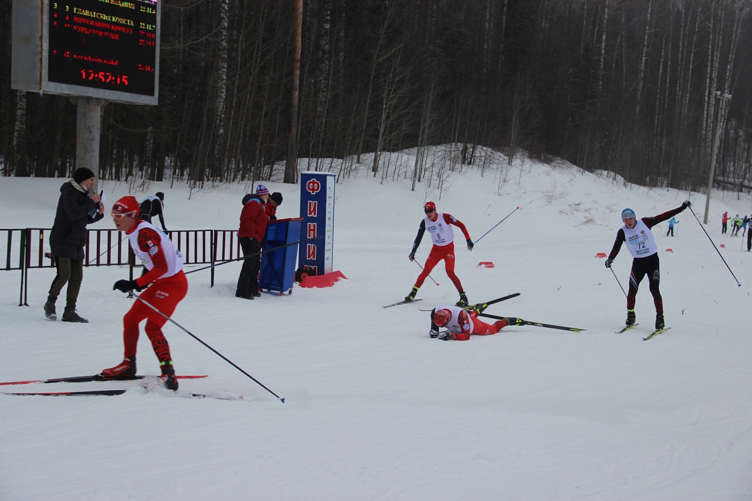 "Лыжня России" в этом году запомнилась нешуточной борьбой в финале у мужчин